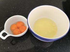 鸡蛋，蛋清蛋黄分离，因为只用到蛋黄