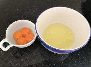 鸡蛋，蛋清蛋黄分离，因为只用到蛋黄