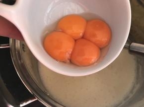 蛋黄加入到晾凉的牛奶液中
记住，牛奶液必须晾凉，否则太热时加入蛋黄说变成蛋花哟