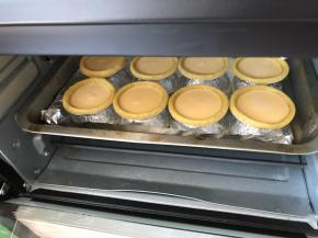 放入烤箱中下层，210度上下火烤18分钟
烤至蛋液鼓起，表面微焦就可以了