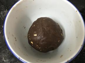 再揉均匀，冬天静置15分钟，夏天的话放入冰箱冷藏半小时