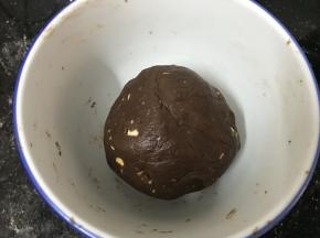 再揉均匀，冬天静置15分钟，夏天的话放入冰箱冷藏半小时