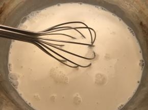 煤气灶上加热，边搅拌边加热，直到糖全部融化