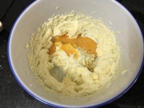 加入打散的鸡蛋液，继续打发均可（蛋液分2次加入，首次加入打均匀再加第二次）