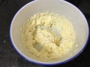 
打发至微白蓬松，呈羽毛状
