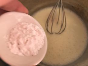 加入玉米淀粉，搅匀均匀后，晾凉备用