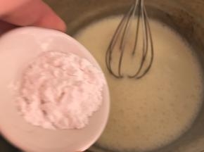 加入玉米淀粉，搅匀均匀后，晾凉备用