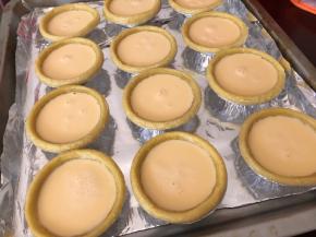 然后加入蛋挞液至8分满