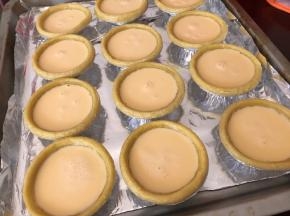 然后加入蛋挞液至8分满