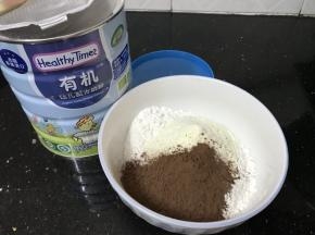 将低粉，好粉，可可粉混合搅拌均匀备用
