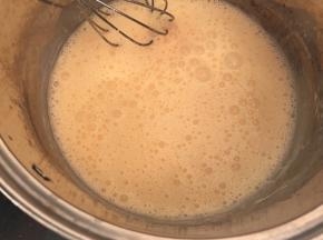 搅拌均匀至蛋黄和奶液完全融合，这样蛋挞液就做好了