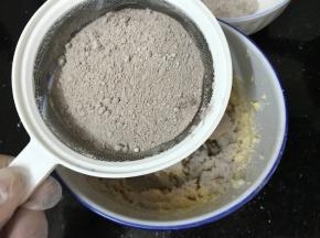 
2次蛋液加入打均匀后，筛入之前混合好的低粉奶粉可可粉

