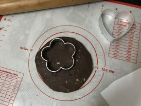 然后，擀成薄片，用模具压出花形（有点费劲）
其实我只想搓圆压扁就好了可是小二非要爱形的，还说给姐姐要太阳的，没办法呀，谁让我是你亲娘呢