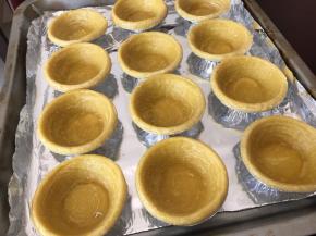 蛋挞皮先入烤箱，210度中层上下火烤5分钟后，取出，稍凉降温