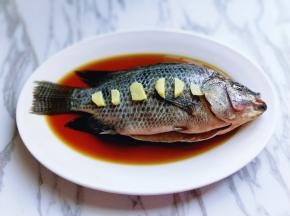 再加入切好的姜片，腌制30分钟。