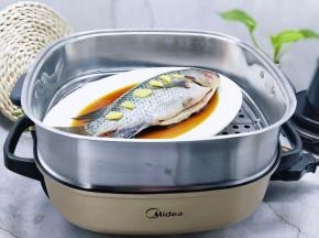 腌制好的鱼放入蒸锅中，一次性加入足够的清水。