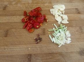再把干辣椒、葱、蒜切下。