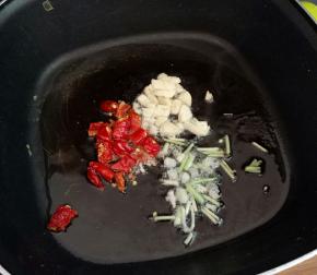 热锅凉油，下干辣椒、花椒、葱蒜小火煸香。