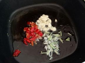 热锅凉油，下干辣椒、花椒、葱蒜小火煸香。