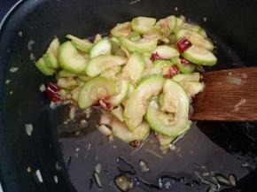 加盐、酱油、醋、鸡粉调味