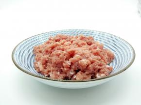 买来的猪肉用温水多洗几遍，再切成小块，放搅拌机搅成肉泥