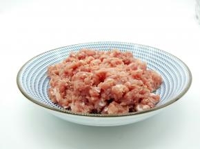 买来的猪肉用温水多洗几遍，再切成小块，放搅拌机搅成肉泥