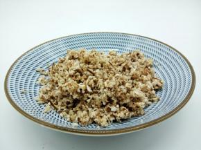 买的香菇先用清水冲洗一遍，另外准备一个碗，放少许盐，加香菇泡15分钟，再清洗香菇里外，这样做洗的非常干净，香菇切小块，放搅拌机搅成香菇末，