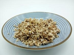 买的香菇先用清水冲洗一遍，另外准备一个碗，放少许盐，加香菇泡15分钟，再清洗香菇里外，这样做洗的非常干净，香菇切小块，放搅拌机搅成香菇末，