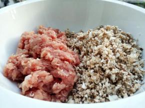 香菇末，猪肉泥，放一个大碗，加生抽一勺，细盐半勺，(喜欢鸡蛋的可以放一个)，