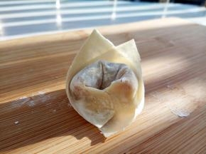 再把馄饨皮两边粘合就可以，是不是包的很漂亮！