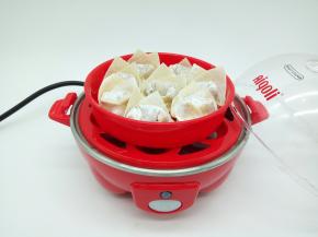 蒸格放上馄饨，放到煮蛋器上，