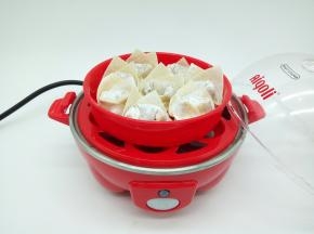 蒸格放上馄饨，放到煮蛋器上，