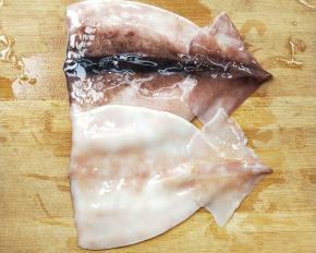 鱿鱼撕去黑膜，洗净。