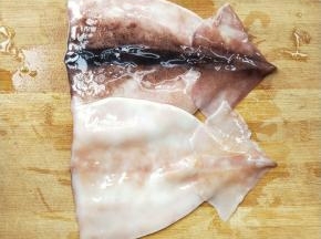鱿鱼撕去黑膜，洗净。