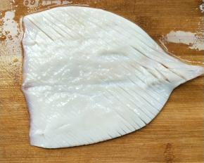 鱿鱼身45度角切斜刀。