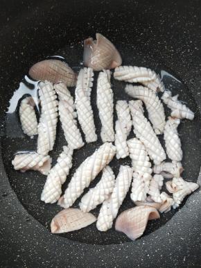 水烧开，把鱿鱼放入，马上卷起，即刻捞出。