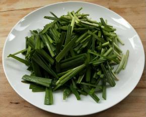 韭菜洗净切寸断。