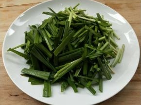 韭菜洗净切寸断。