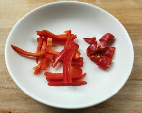 红椒丝，朝天椒粒。
