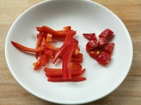 红椒丝，朝天椒粒。