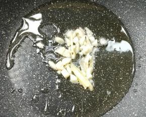 起油锅，放姜丝蒜末煸炒出味。