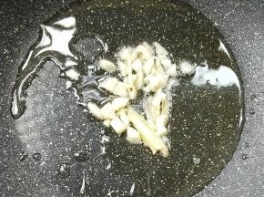 起油锅，放姜丝蒜末煸炒出味。