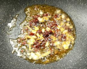加一勺郫县豆瓣酱煸炒出红油。