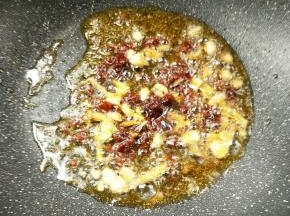 加一勺郫县豆瓣酱煸炒出红油。