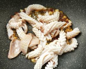 倒入鱿鱼翻炒入味，加适量料酒，少许生抽。