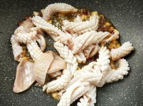 倒入鱿鱼翻炒入味，加适量料酒，少许生抽。