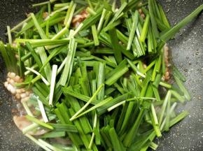倒入韭菜。