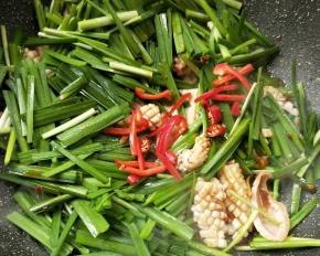 撒红椒丝，朝天椒粒，加少许白糖调味。