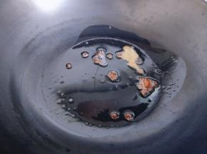 起油锅，加入花椒，八角，香味，小火炒香。香味出来后关火，将香料取出。
