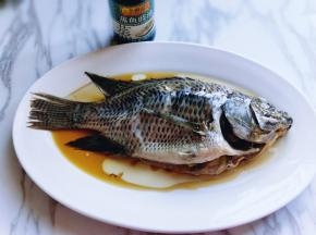 之后将热油淋再鱼身上，再淋上蒸鱼豉油。